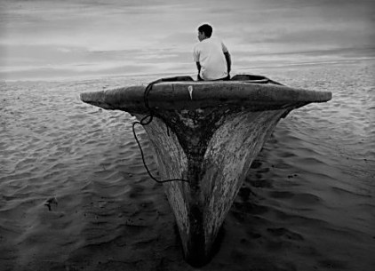 hombre,-barco-abandonado,-desierto-221056